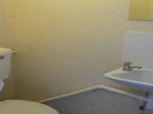 Uk Travel & Hospitality Ltd Ta Canberra Hotel