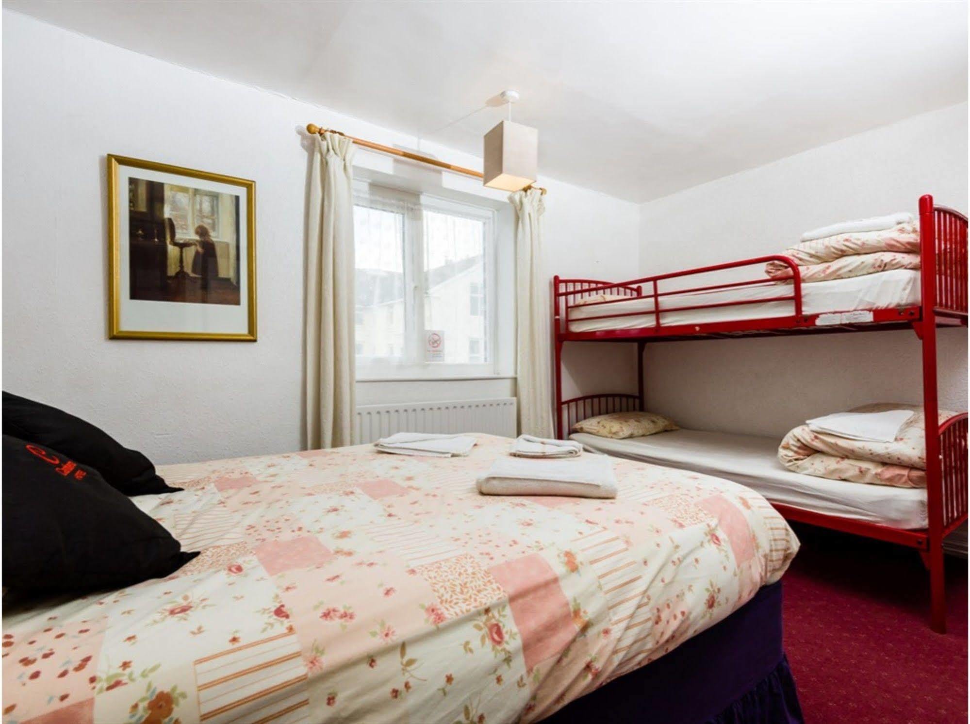 Uk Travel & Hospitality Ltd Ta Canberra Hotel