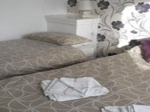 Uk Travel & Hospitality Ltd Ta Canberra Hotel